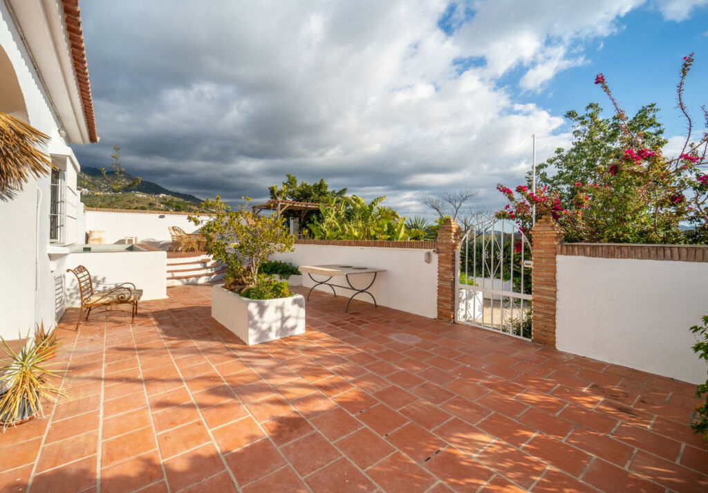 Detached Villa La Viñuela Málaga - image 30