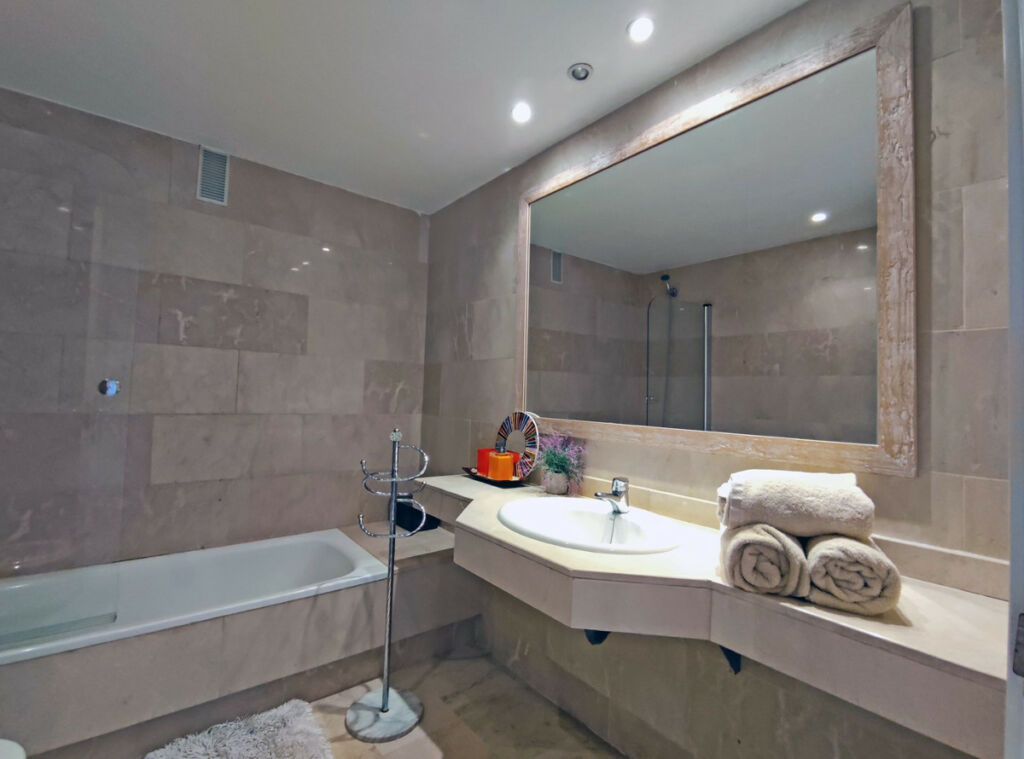 Middle Floor Apartment Puerto Banús Málaga - image 31
