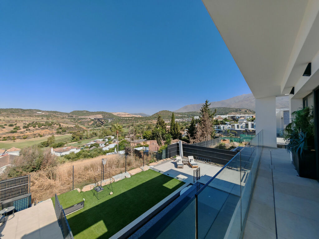 Detached Villa Estepona Málaga - image 5