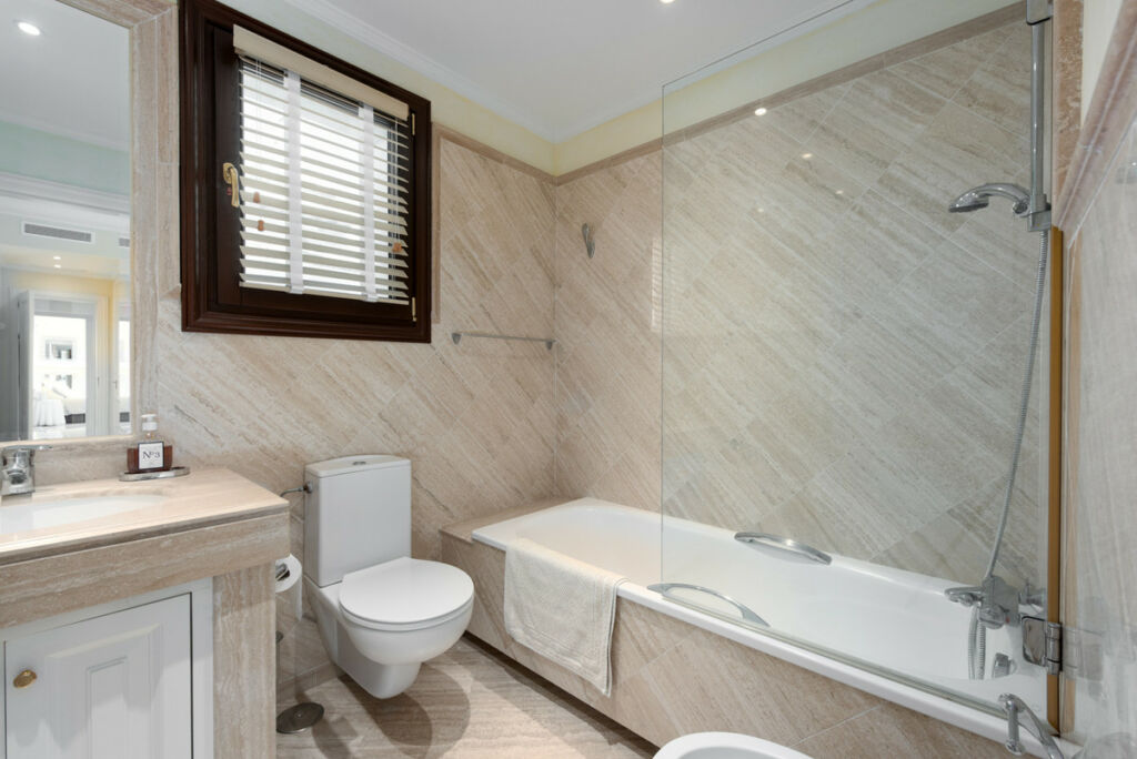 Middle Floor Apartment The Golden Mile Málaga - image 31