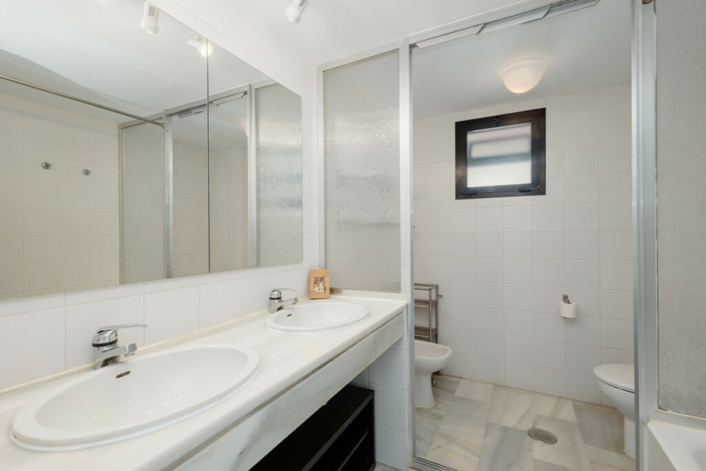 Middle Floor Apartment Puerto Banús Málaga - image 32