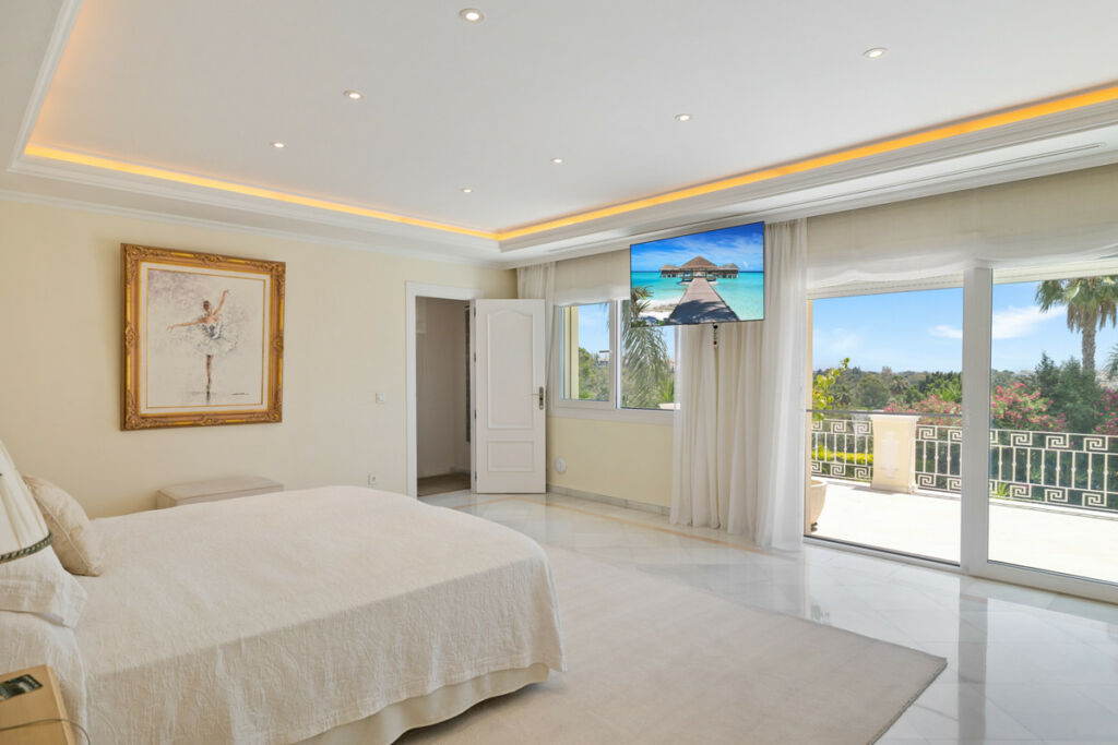 Detached Villa Nueva Andalucía Málaga - image 32