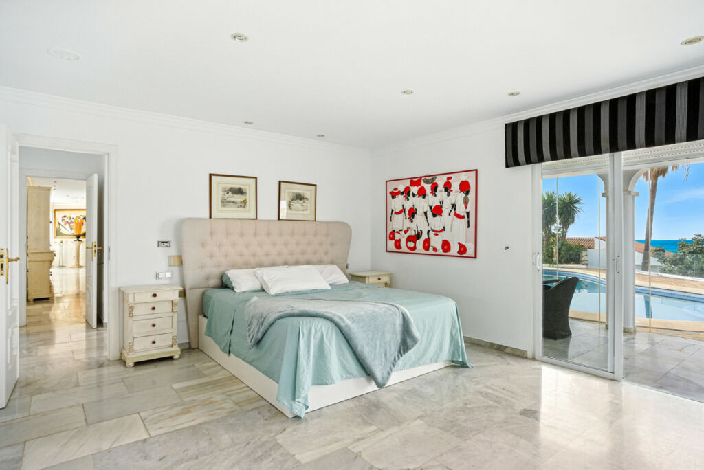 Detached Villa El Chaparral Málaga - image 4