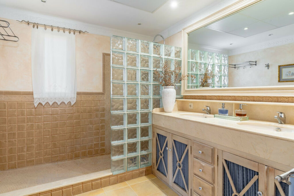 Detached Villa Sierrezuela Málaga - image 32