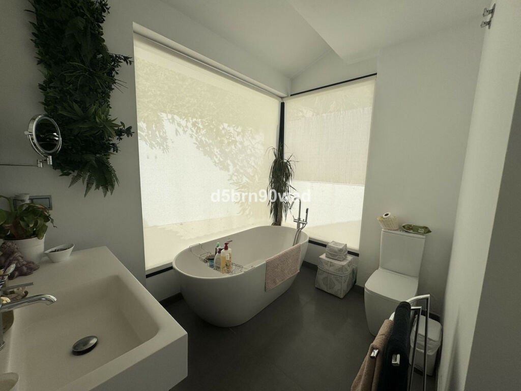 Detached Villa Estepona Málaga - image 28