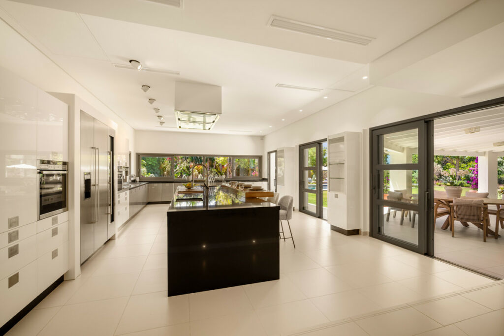 Detached Villa Nueva Andalucía Málaga - image 32
