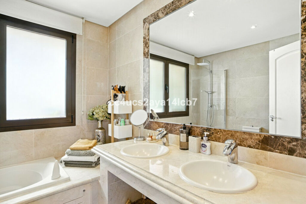 Detached Villa Estepona Málaga - image 33