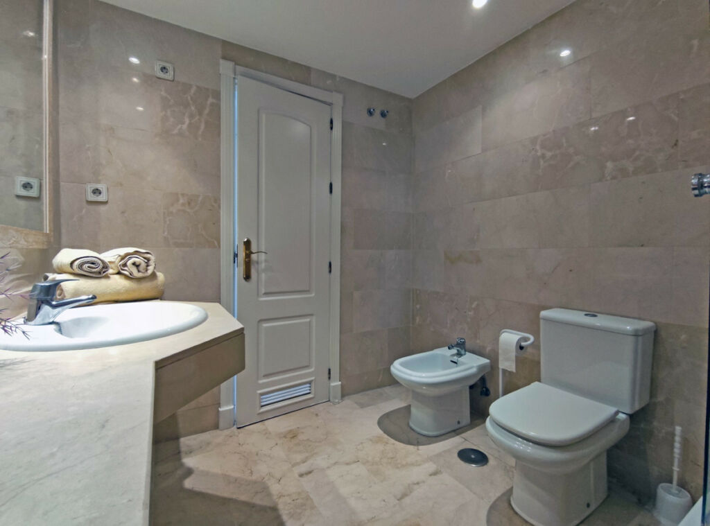 Middle Floor Apartment Puerto Banús Málaga - image 33