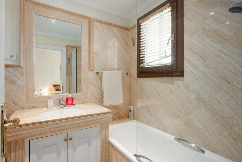 Middle Floor Apartment The Golden Mile Málaga - image 34