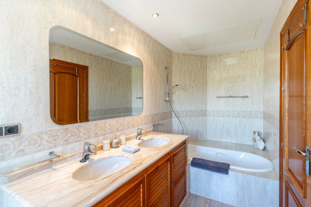 Detached Villa Benahavís Málaga - image 34