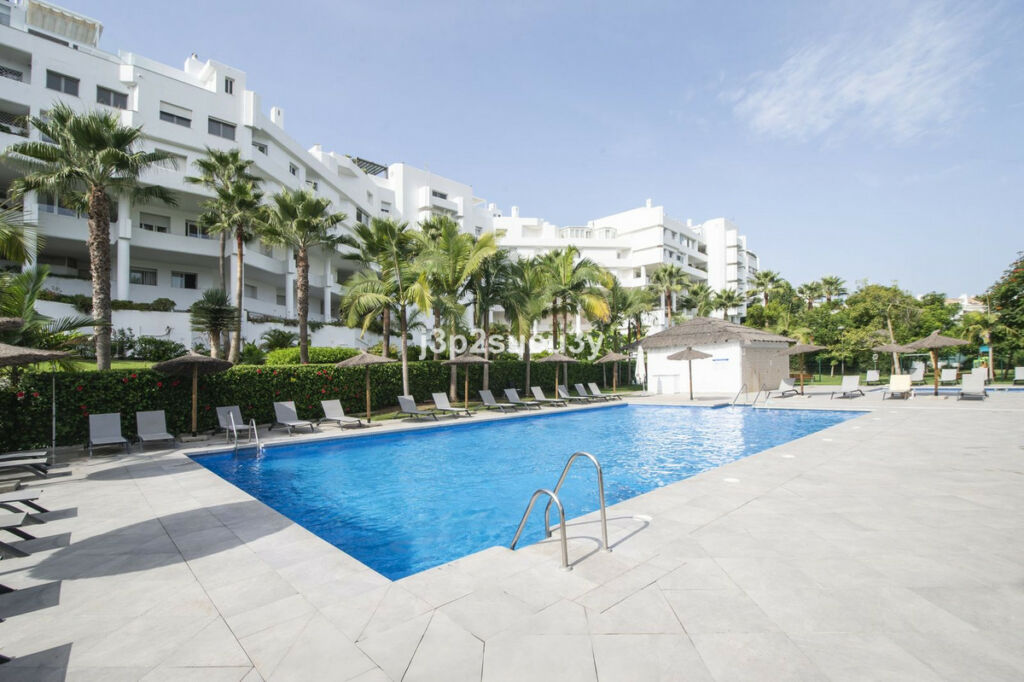 Middle Floor Apartment Guadalmina Baja Málaga - image 3