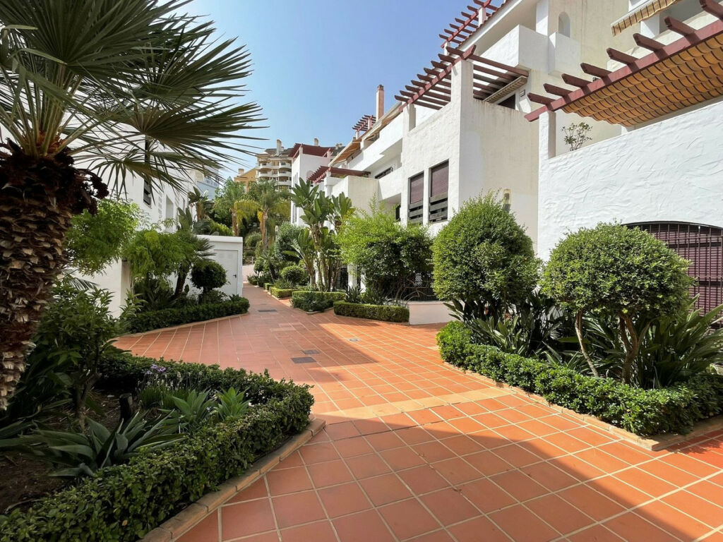Middle Floor Apartment Nueva Andalucía Málaga - image 34