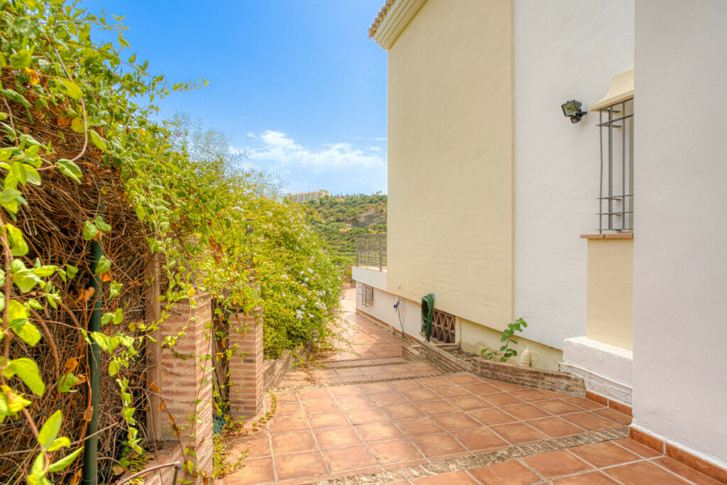 Townhouse Los Arqueros Málaga - image 35