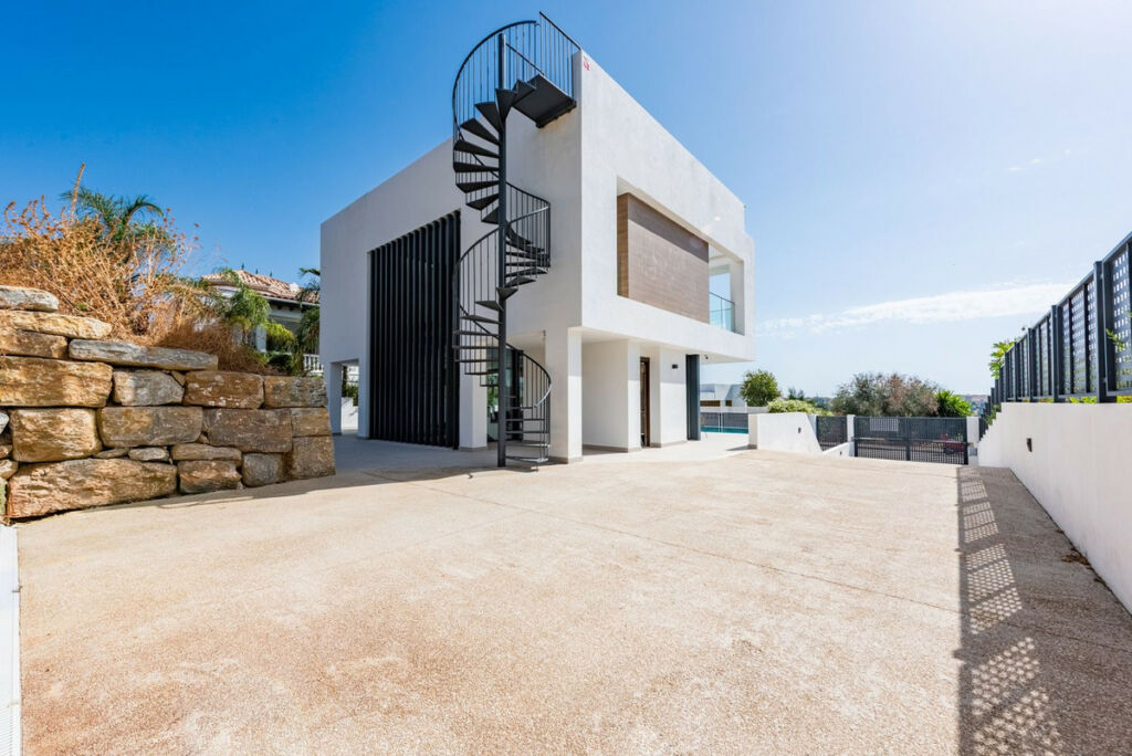 Detached Villa Estepona Málaga - image 34