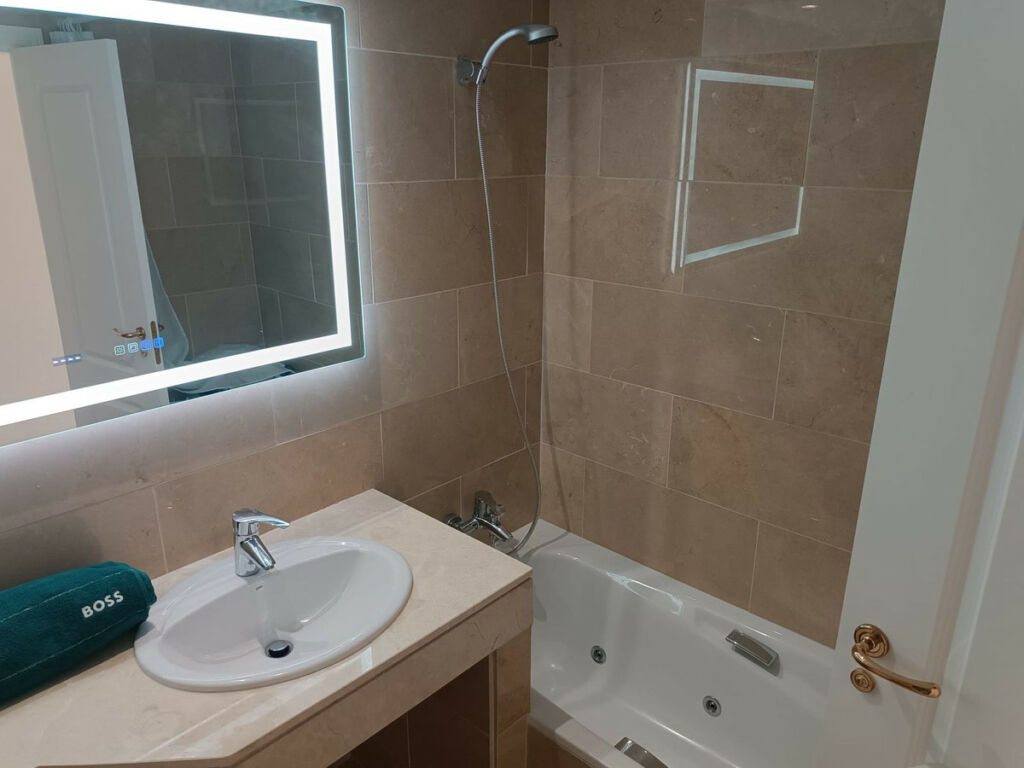 Middle Floor Apartment La Duquesa Málaga - image 29