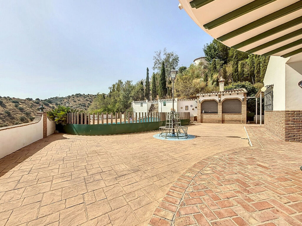 Detached Villa La Viñuela Málaga - image 37
