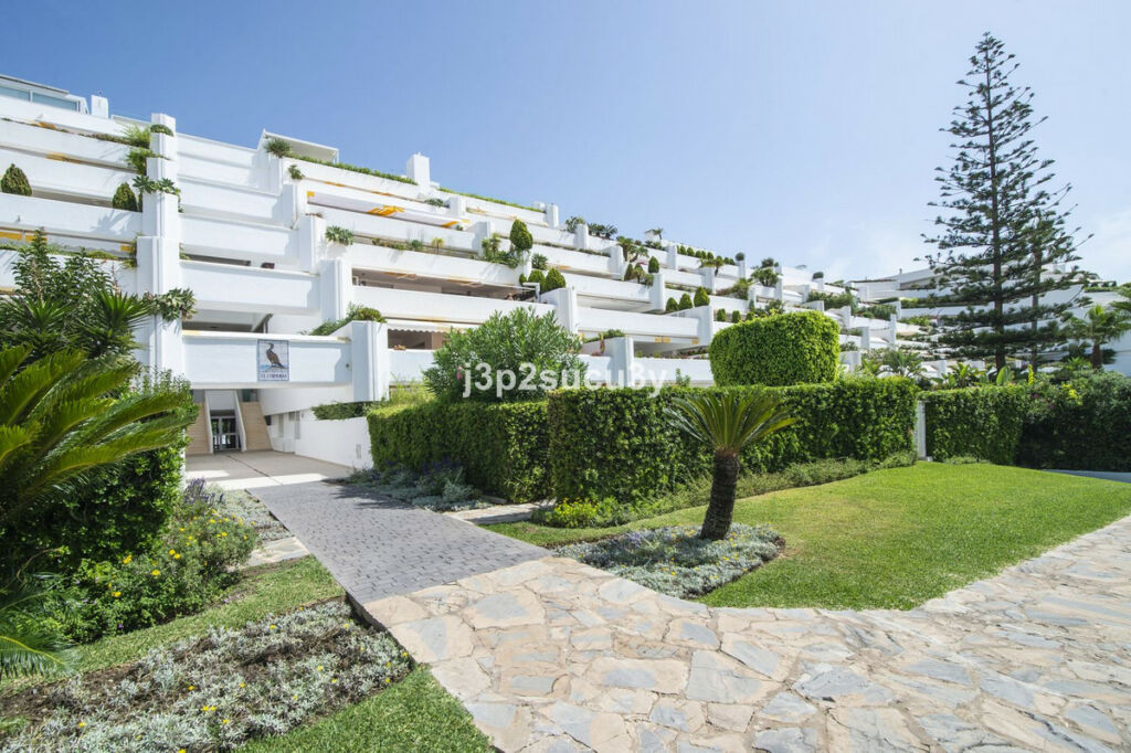Middle Floor Apartment Guadalmina Baja Málaga - image 2