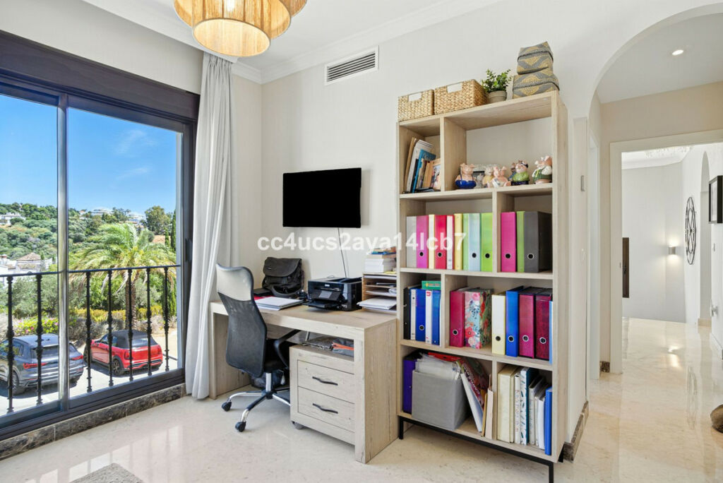 Detached Villa Estepona Málaga - image 37
