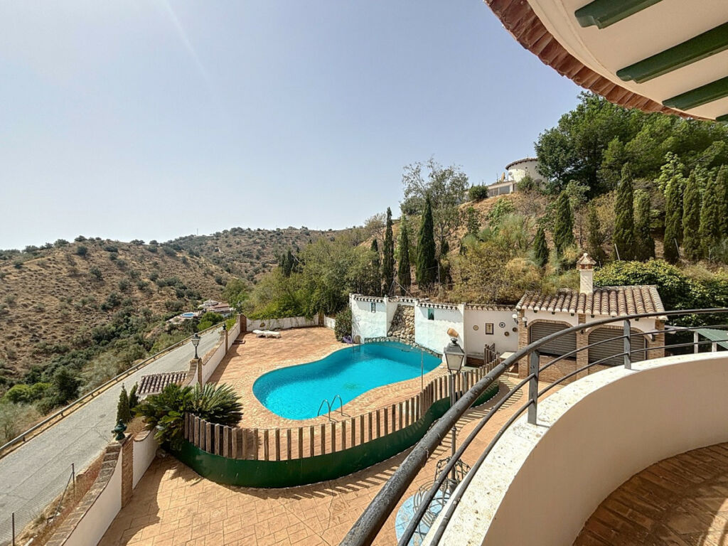 Detached Villa La Viñuela Málaga - image 38