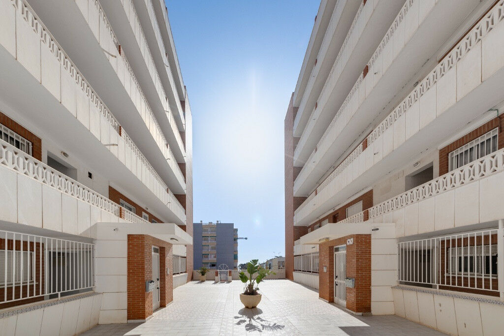 Middle Floor Apartment Punta Prima Alicante - image 39