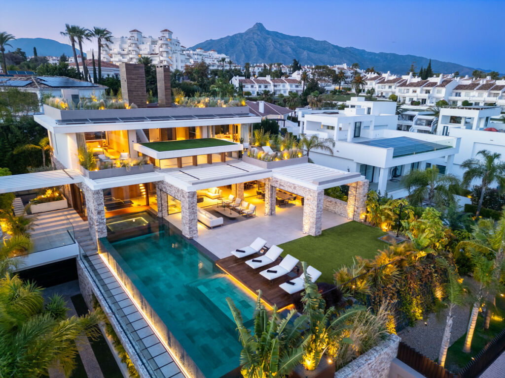 Detached Villa Nueva Andalucía Málaga - image 4