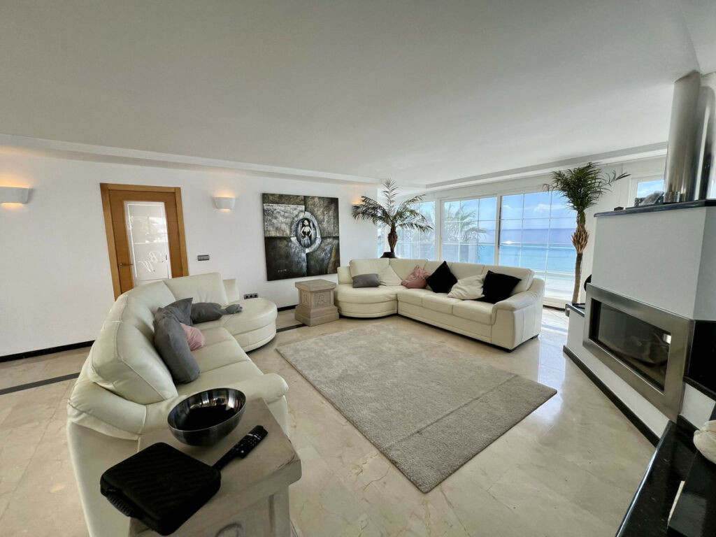 Detached Villa El Chaparral Málaga - image 4
