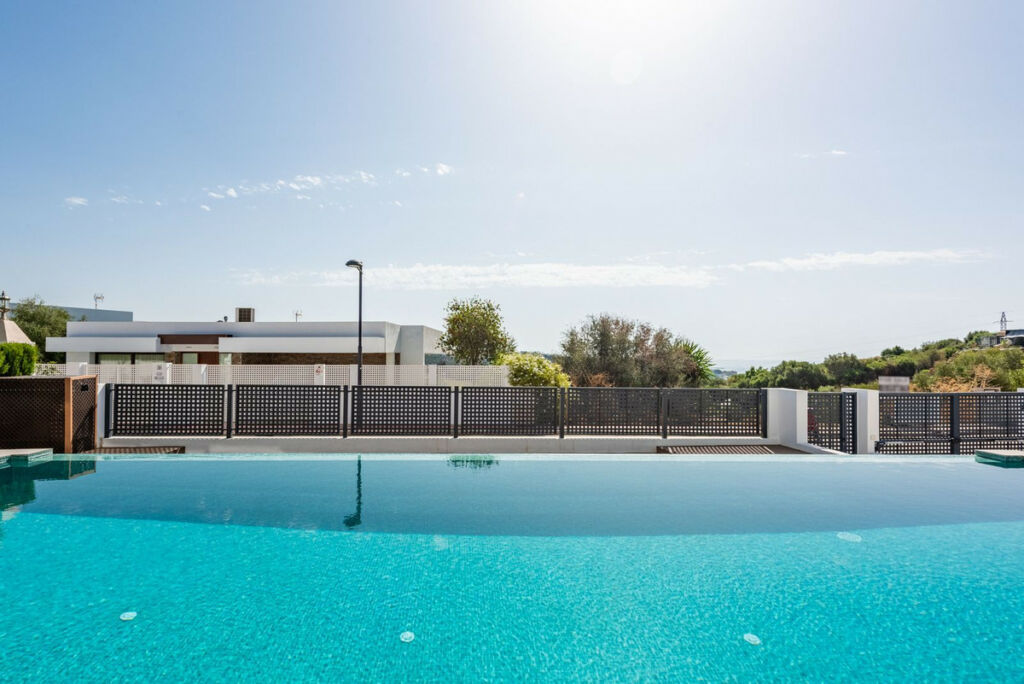 Detached Villa Estepona Málaga - image 4