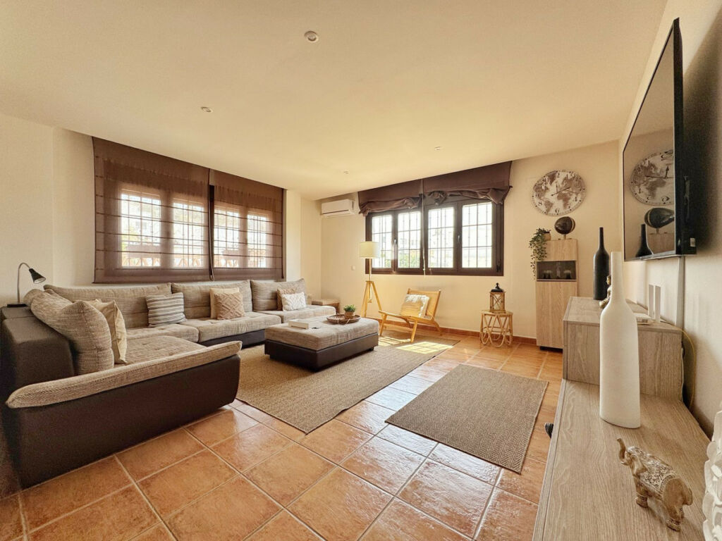Detached Villa Sierrezuela Málaga - image 4