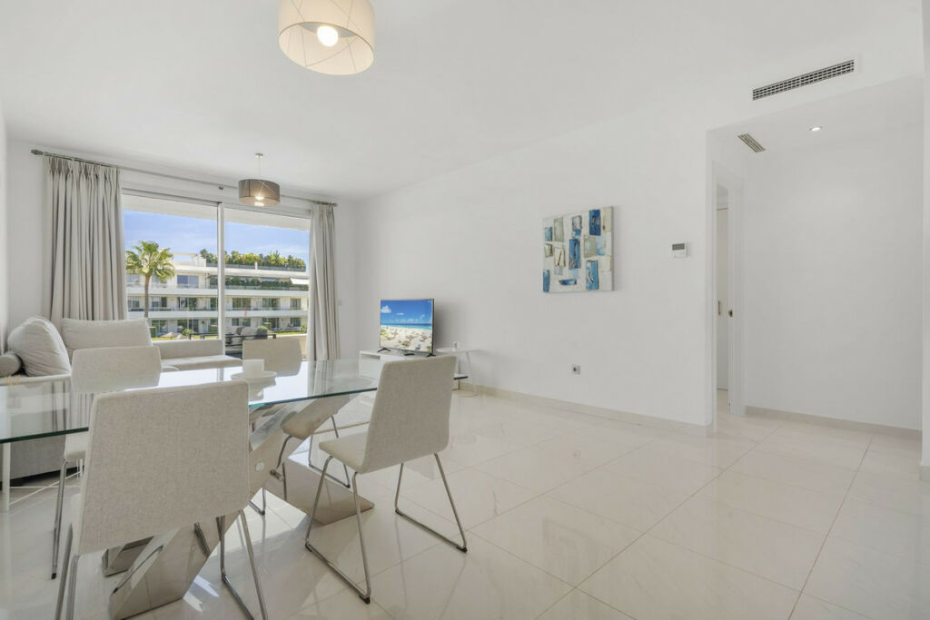Middle Floor Apartment Estepona Málaga - image 4