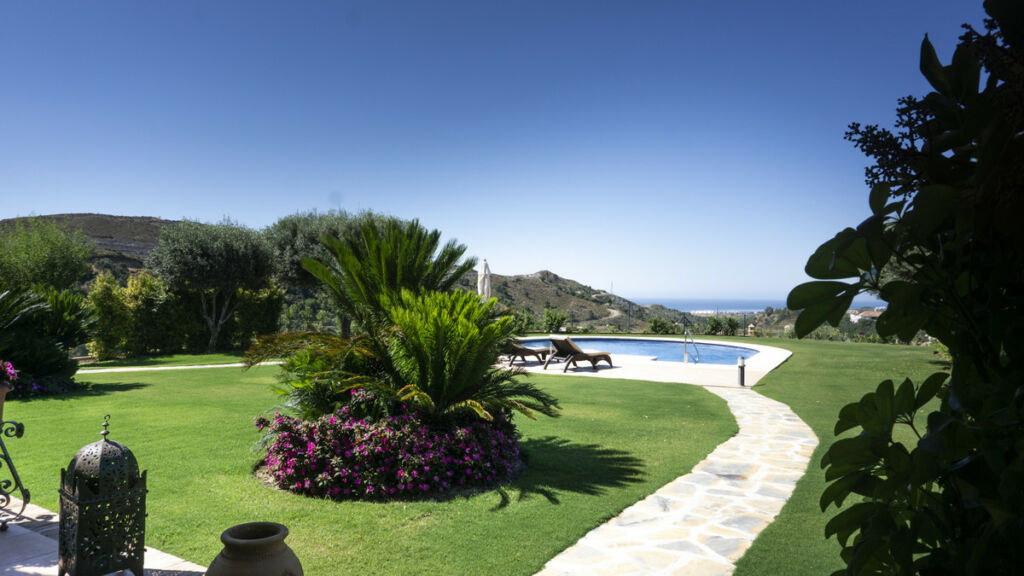 Detached Villa Benahavís Málaga - image 3