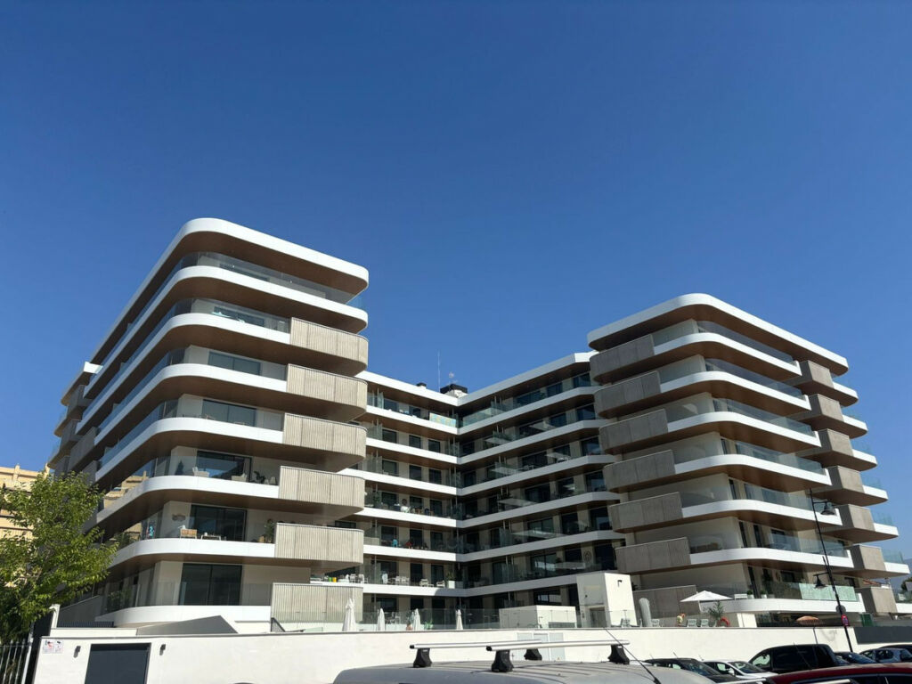 Middle Floor Apartment Fuengirola Málaga - image 4