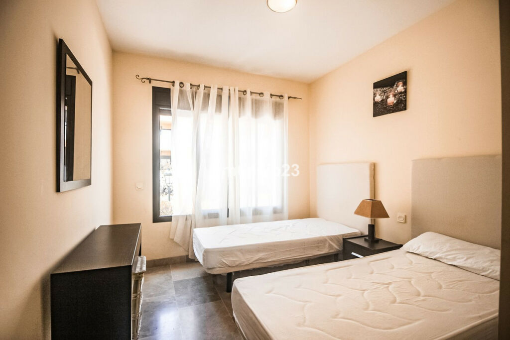 Middle Floor Apartment La Duquesa Málaga - image 4
