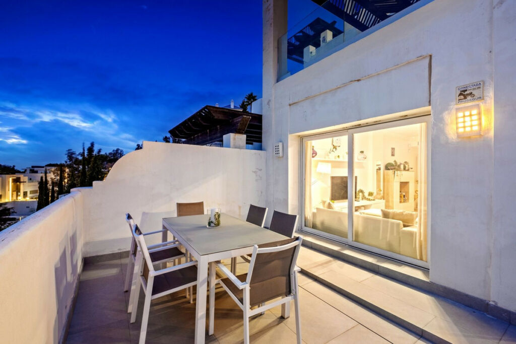 Middle Floor Apartment Benahavís Málaga - image 4