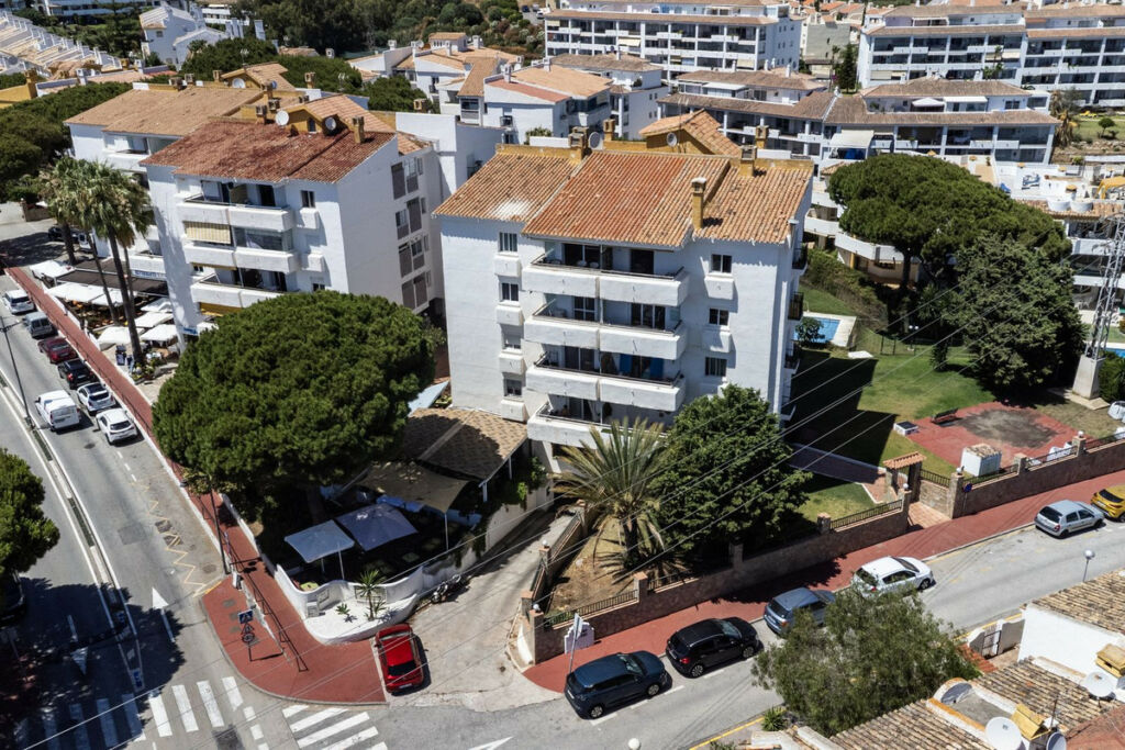 Middle Floor Apartment Calahonda Málaga - image 4