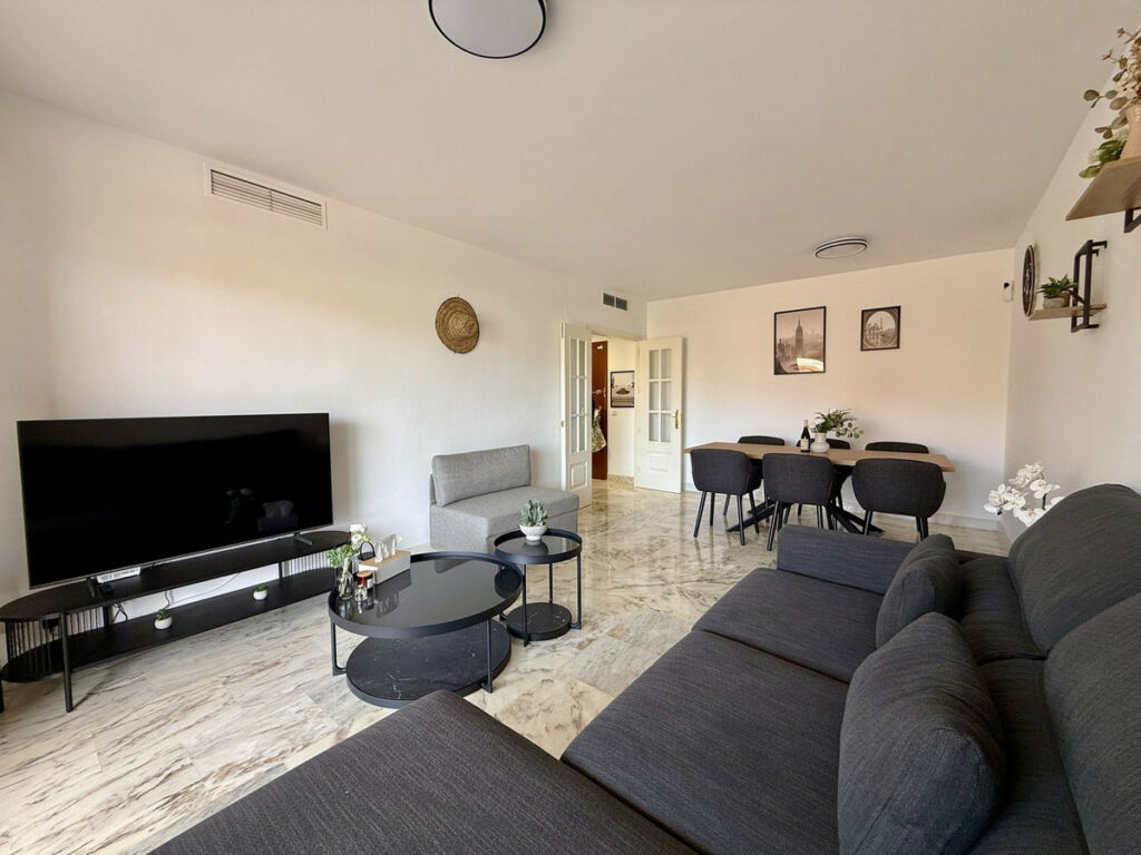 Middle Floor Apartment La Cala Málaga - image 4