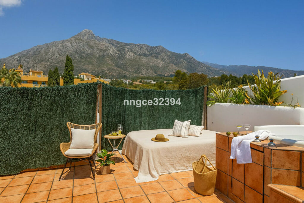 Townhouse Nagüeles Málaga - image 9