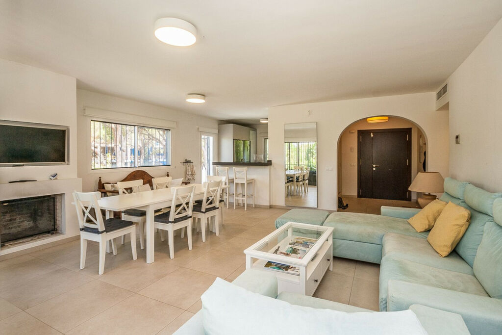 Detached Villa Elviria Málaga - image 4