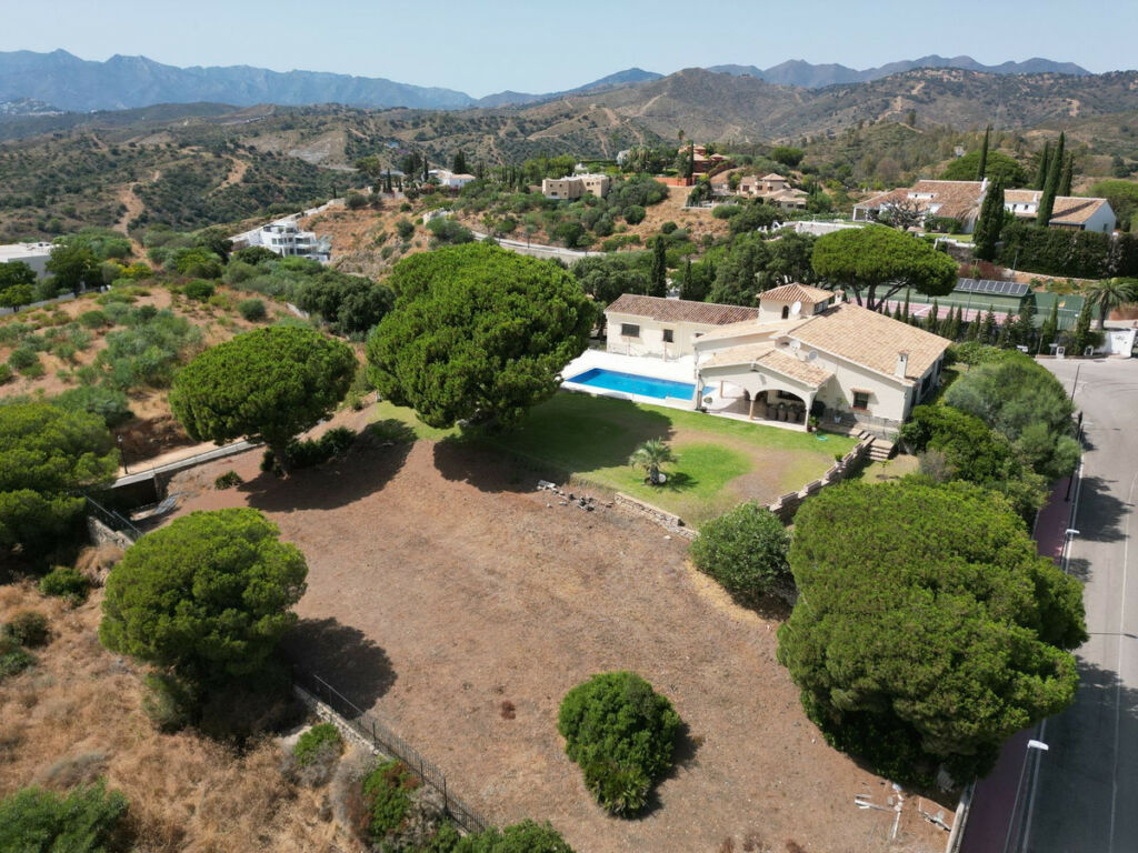 Detached Villa Elviria Málaga - image 2
