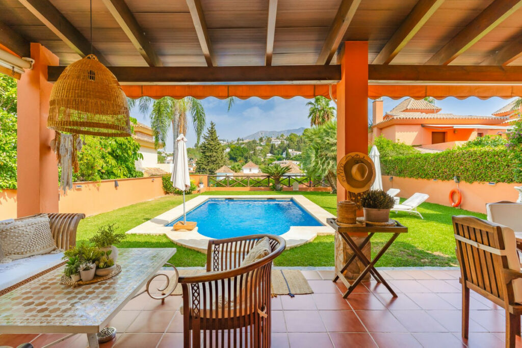 Detached Villa Sierrezuela Málaga - image 4
