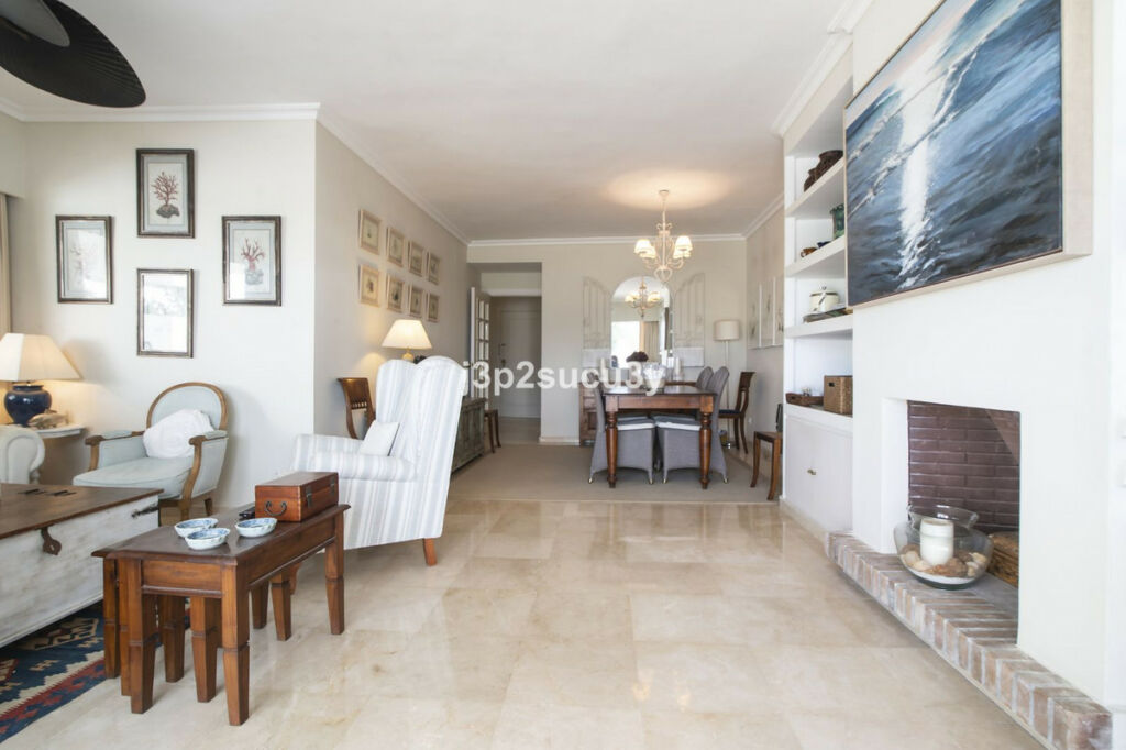 Middle Floor Apartment Guadalmina Baja Málaga - image 4