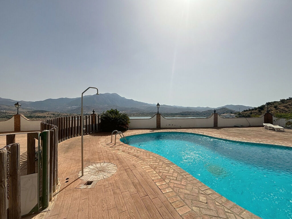 Detached Villa La Viñuela Málaga - image 4