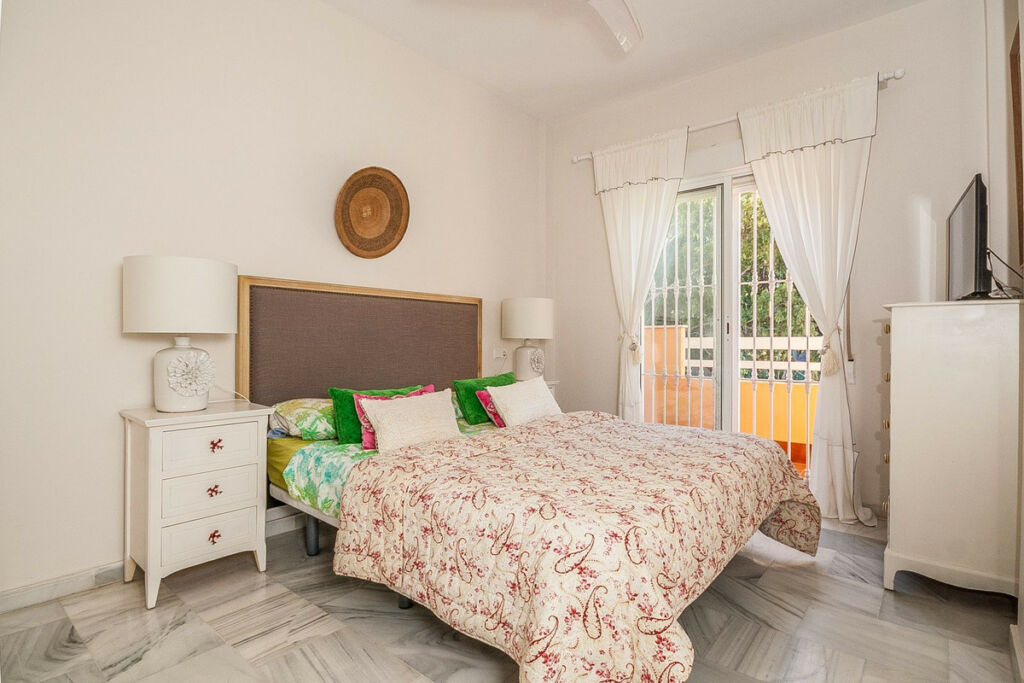 Middle Floor Apartment Cabopino Málaga - image 4