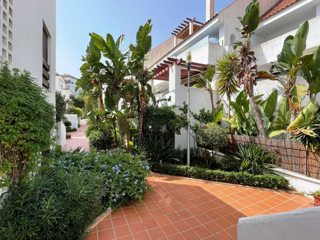 Middle Floor Apartment Nueva Andalucía Málaga - image 4