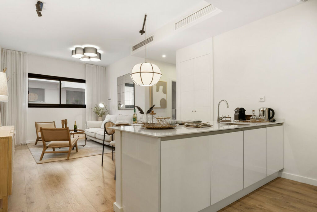 Middle Floor Apartment Estepona Málaga - image 4