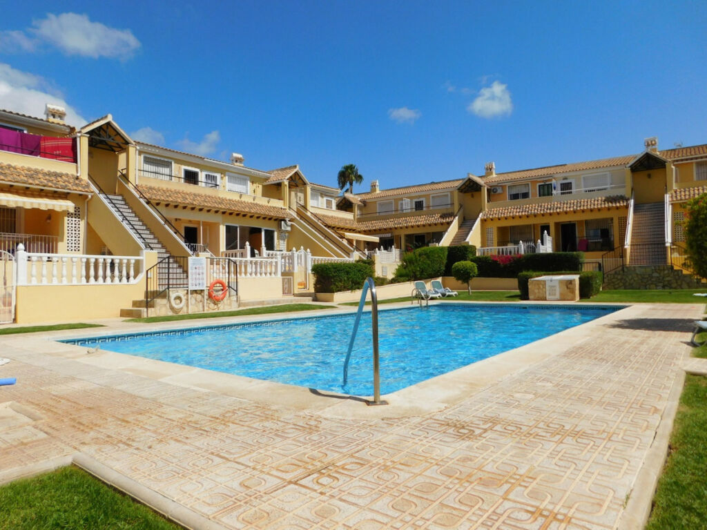 Detached Villa Villamartin Alicante - image 4