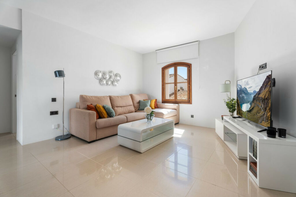 Middle Floor Apartment Puerto Banús Málaga - image 4