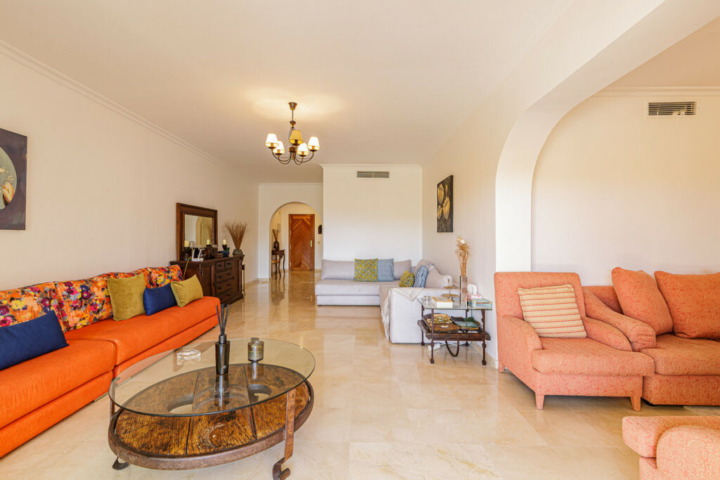 Middle Floor Apartment Estepona Málaga - image 4