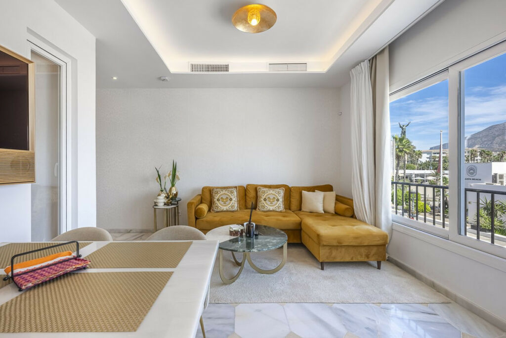 Top Floor Apartment Puerto Banús Málaga - image 4