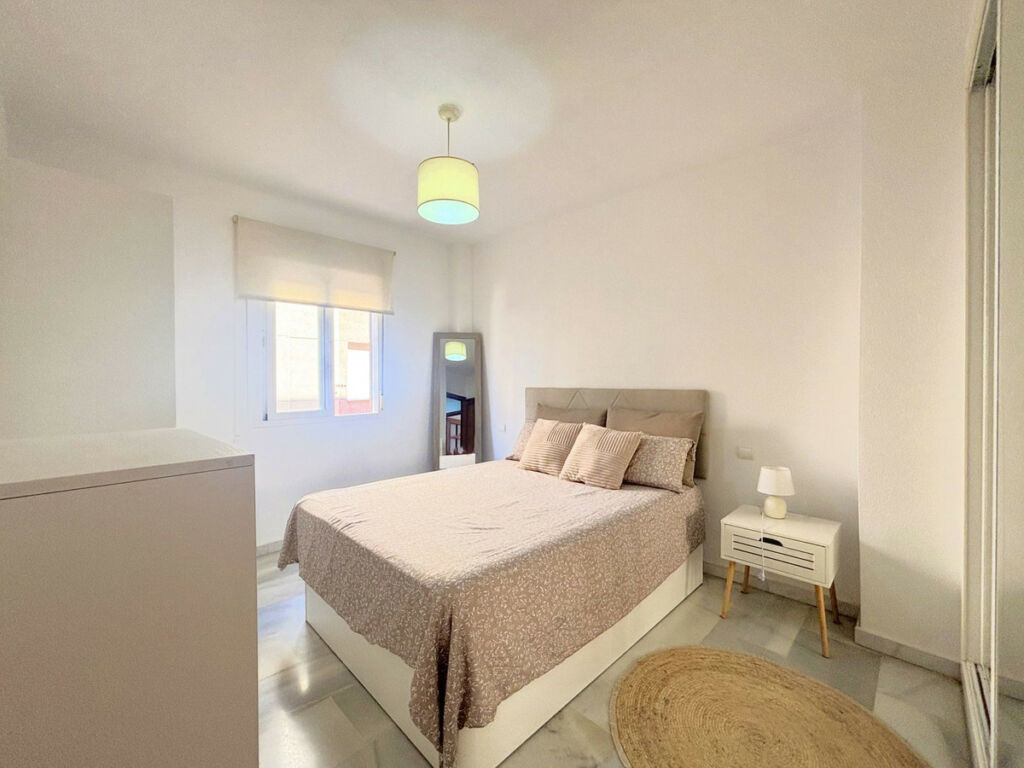 Middle Floor Apartment Estepona Málaga - image 4