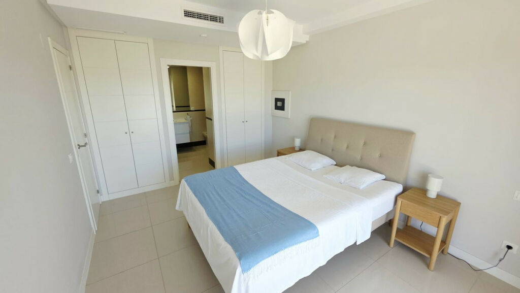 Middle Floor Apartment Estepona Málaga - image 4